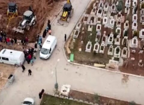 Adıyamanda zəlzələ qurbanlarının kütləvi məzarlığı – VİDEO