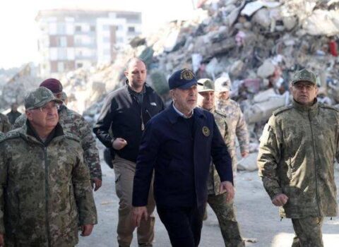 Hulusi Akar zəlzələ bölgəsində – FOTO