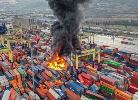Türkiyə limanında yanğın söndürüldü