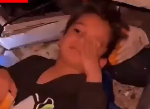 Dağıntılar altında yatarkən xilas edildi, ilk reaksiyası belə oldu – VİDEO