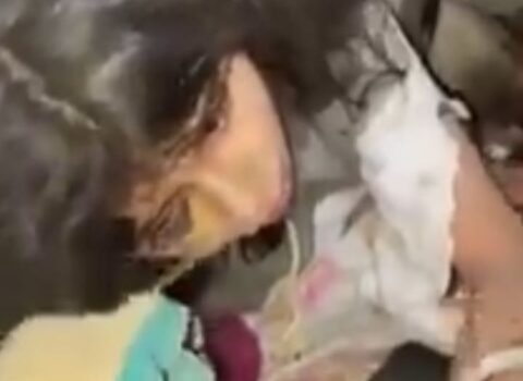 30 saatlıq qazıntıdan sonra dağıntılar altından sağ çıxarıldı – VİDEO
