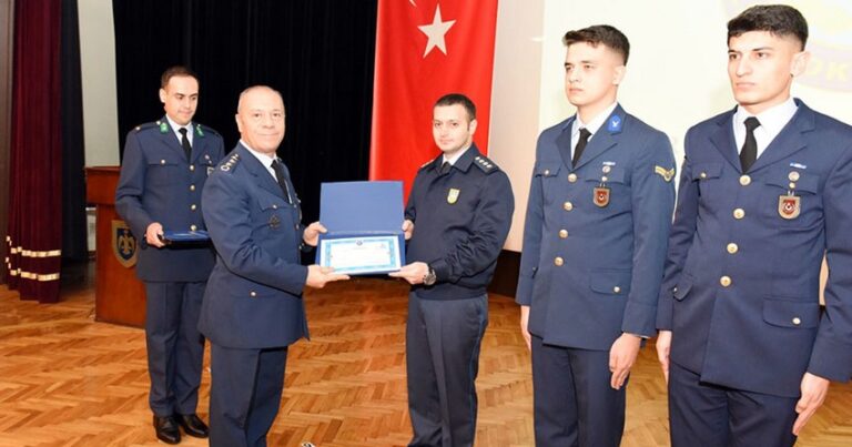 Hərbi qulluqçumuz Türkiyədə kursu birinciliklə bitirdi Hərbi qulluqçumuz Türkiyədə kursu birinciliklə bitirdi