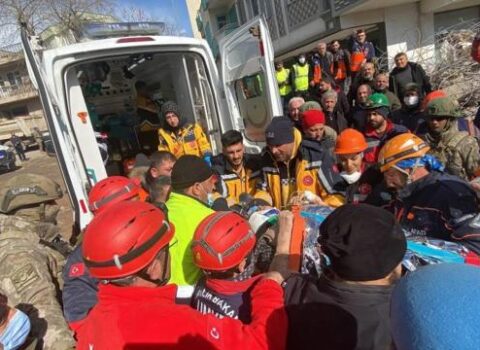 74 yaşlı qadın zəlzələdən 227 saat sonra xilas edildi