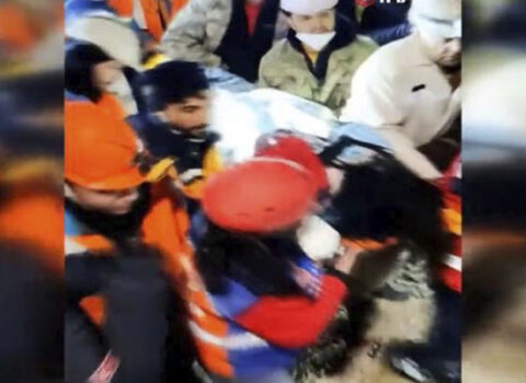 209 saat sonra ata və qızı dağıntılar altından SAĞ ÇIXARILDI