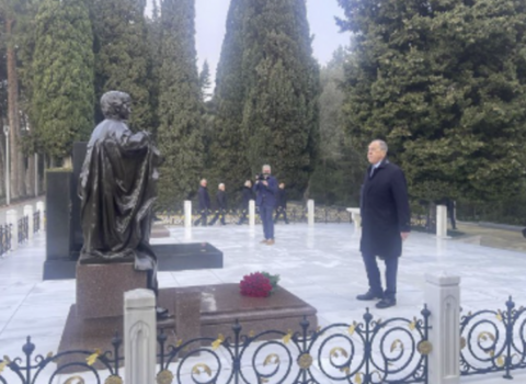 Lavrov Fəxri və Şəhidlər xiyabanlarını ziyarət etdi