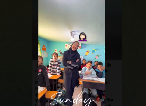 Müəllim şagirdləri ilə mahnı oxuduğu üçün işdən QOVULDU – VİDEO