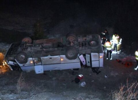 Türkiyədə mikroavtobus aşdı: 13 nəfər yaralandı – FOTO