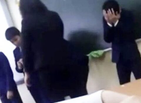 Bakıda müəllim şagirdi döydü, valideyn polisə müraciət etdi