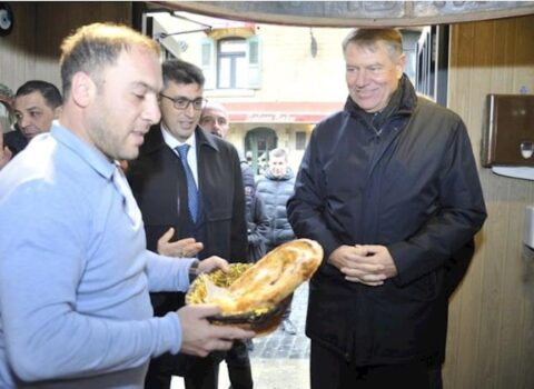 Rumıniya Prezidenti İçərişəhərdə təndir çörəyi yedi – FOTO
