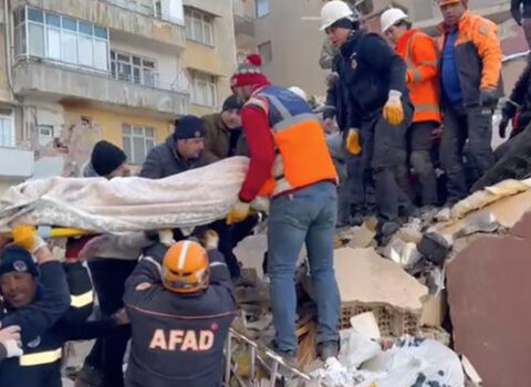 60 yaşlı kişi 8 gün sonra dağıntılar altından ÇIXARILDI