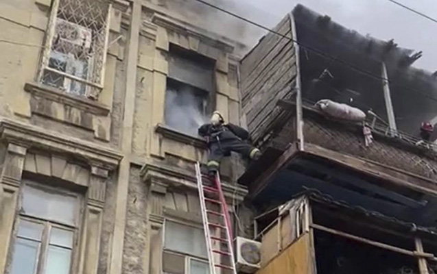Bakıda yaşayış binasında yanğın oldu – VİDEO Bakıda yaşayış binasında yanğın oldu – VİDEO