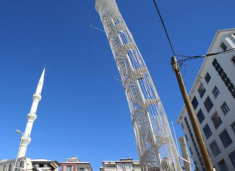 Beşmərtəbəli binanın yalnız yanğın pilləkəni salamat qaldı – FOTO