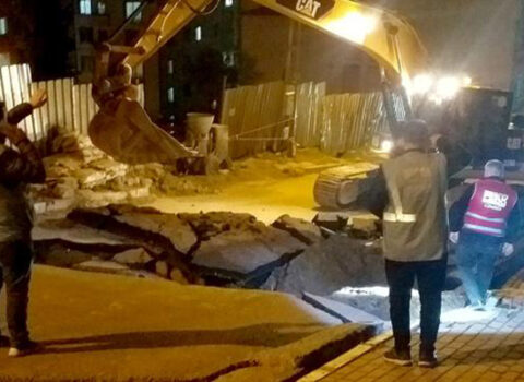 İstanbulda yol çökdü, 2 bina boşaldıldı – FOTO