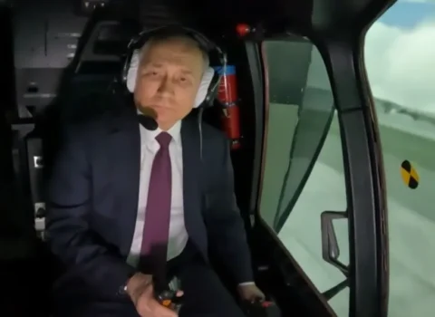 Putin helikopter sürməyi öyrənir – VİDEO