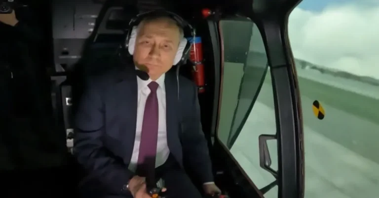 Putin helikopter sürməyi öyrənir – VİDEO