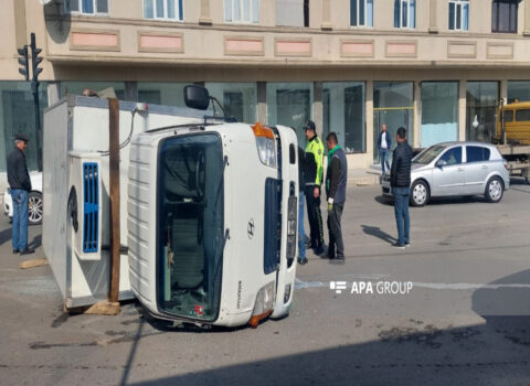 Gəncədə yük maşını aşdı – FOTO