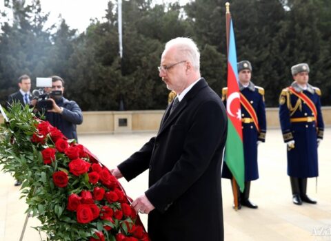 Latviya Prezidenti Şəhidlər xiyabanını ziyarət etdi