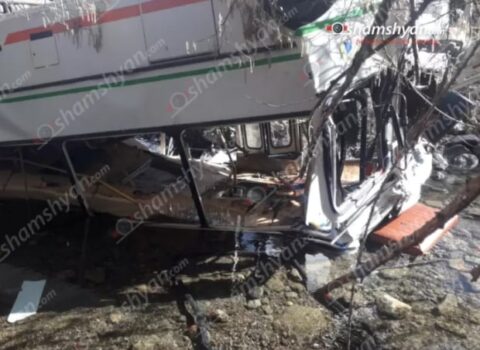 Ermənistanda məktəbliləri daşıyan avtobus aşdı: 15 nəfər yaralandı – FOTO 