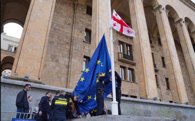 Gürcüstanda Aİ bayrağını yandıranlar cərimələndi