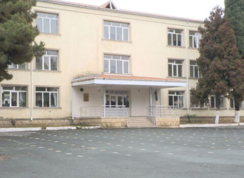 Bakı məktəbində insident – Araya girən direktor müavini xəsarət aldı