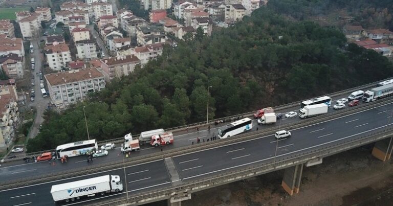 23 avtomobil toqquşdu – İstanbul yolu bağlandı / FOTOLAR 23 avtomobil toqquşdu – İstanbul yolu bağlandı / FOTOLAR