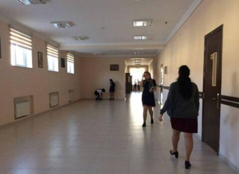 Şagirdini vurub, saçını qırxan müəllim bu vəzifəli şəxsin anası imiş – VİDEO