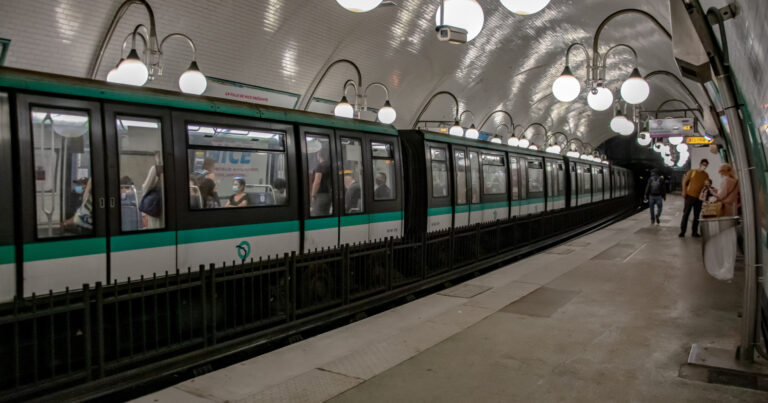 Parisdəki etirazlara görə 11 metro stansiyası bağlandı