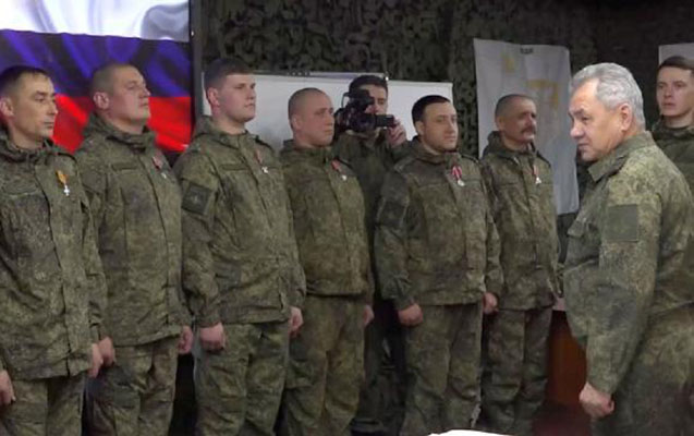 Şoyqu Ukraynada döyüşən rus əsgərlərini təltif etdi Şoyqu Ukraynada döyüşən rus əsgərlərini təltif etdi