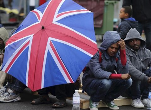 Britaniya qəbul edilən miqrantların sayını AZALDIR
