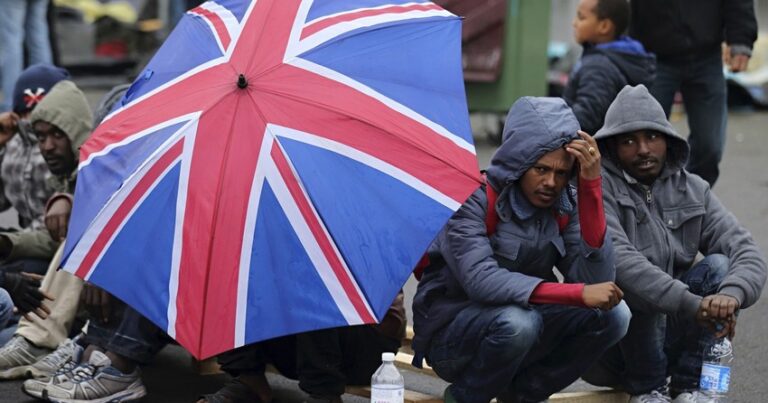 Britaniya qəbul edilən miqrantların sayını AZALDIR Britaniya qəbul edilən miqrantların sayını AZALDIR