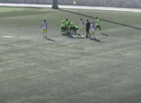 Gənc futbolçu stadionda huşunu itirərək öldü