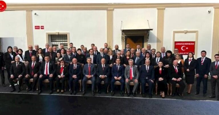 Əli İnsanov qeydiyyat üçün 5 min üzvün siyahısını təqdim etdi Əli İnsanov qeydiyyat üçün 5 min üzvün siyahısını təqdim etdi