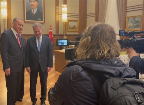 Ərdoğan jurnalistə ayaqqabı hədiyyə etdi – VİDEO