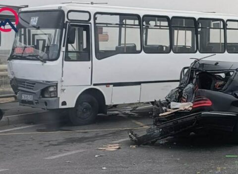 Bakıda sərnişin avtobusu “Mercedes”lə toqquşdu – FOTO