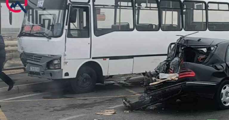 Bakıda sərnişin avtobusu “Mercedes”lə toqquşdu – FOTO