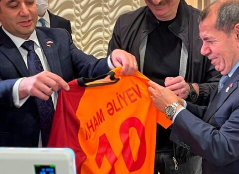 Dursun Özbek İlham Əliyevə “Qalatasaray” formasını hədiyyə etdi