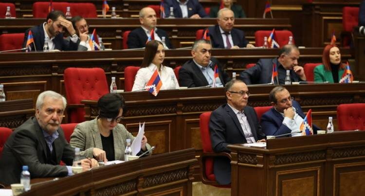 Parlamentdə dava salan erməni deputat saxlanıldı – YENİLƏNİB Parlamentdə dava salan erməni deputat saxlanıldı – YENİLƏNİB