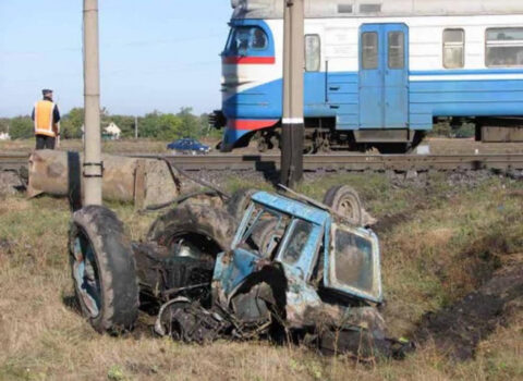 Şabranda qatarla traktor toqquşdu