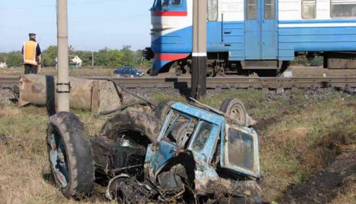 Şabranda qatarla traktor toqquşdu Şabranda qatarla traktor toqquşdu