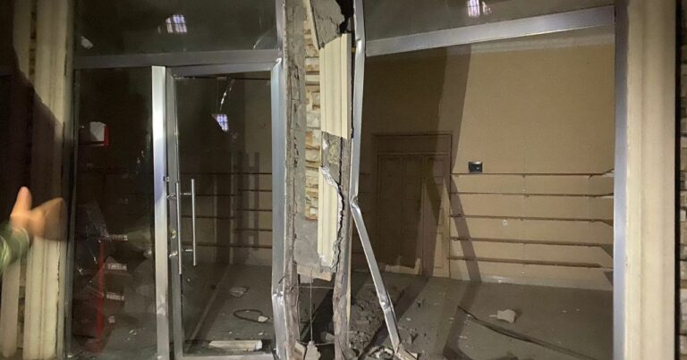 Azyaşlı QƏZA TÖRƏTDİ: Maşın mağazaya çırpıldı – FOTO