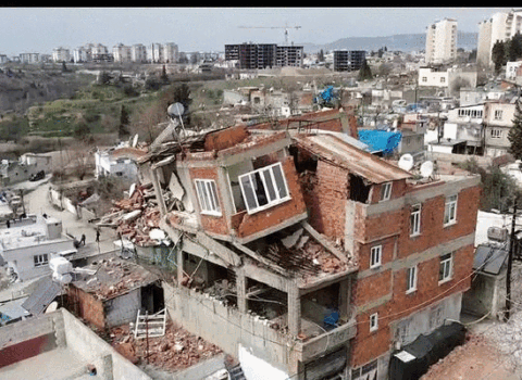 Zəlzələdə niyə 4 mərtəbəli binanın yalnız 3-cü mərtəbəsi uçub? – VİDEO