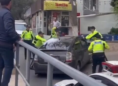Bakıda “Prius”u polislərin üstünə sürən şəxs saxlanıldı – VİDEO