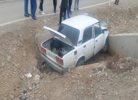 Bakı-Qazax yolunda maşın kanala aşdı – Xəsarət alanlar var