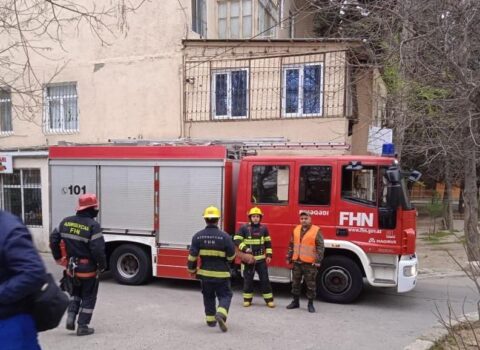 Bakıda binada partlayış oldu: Xəsarət alan var – VİDEO