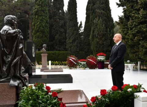Prezident akademik Zərifə xanım Əliyevanın məzarını ziyarət etdi