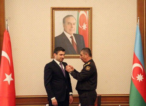 Zakir Həsənov Selçuk Bayraktarı medalla təltif etdi – FOTO
