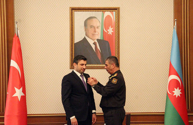Zakir Həsənov Selçuk Bayraktarı medalla təltif etdi – FOTO Zakir Həsənov Selçuk Bayraktarı medalla təltif etdi – FOTO