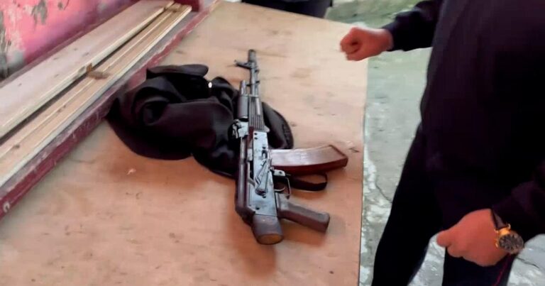 Bakıda “Kalaşnikov” gizlədən şəxs saxlanıldı – VİDEO Bakıda “Kalaşnikov” gizlədən şəxs saxlanıldı – VİDEO
