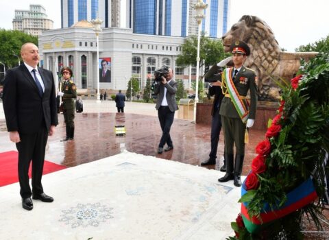 İlham Əliyev Düşənbədə İsmoili Somoni abidəsini ziyarət etdi