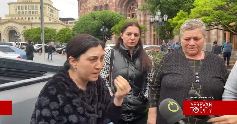 Ölən erməni hərbçinin valideyni Paşinyanı TƏHQİR ETDİ Ölən erməni hərbçinin valideyni Paşinyanı TƏHQİR ETDİ